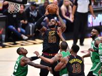 开云体育中国-篮星对决：詹姆斯与浓眉展开激烈较量的简单介绍