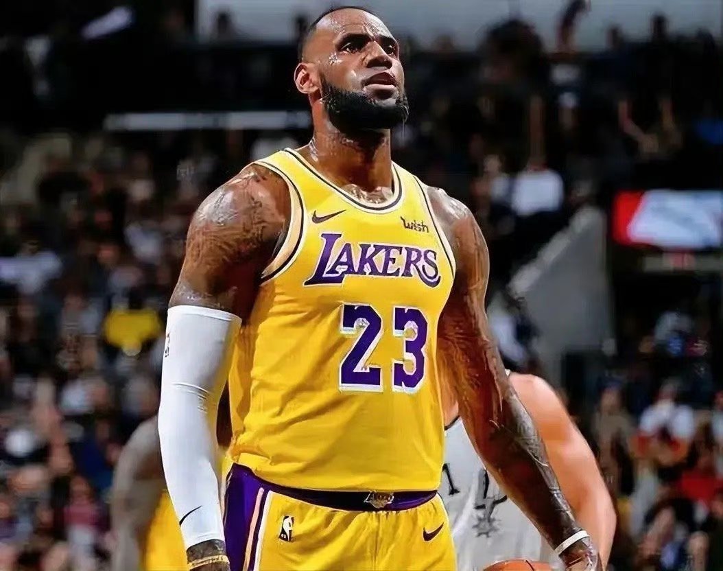 关于詹姆斯砍下+，湖人胜热火夺冠首秀的信息