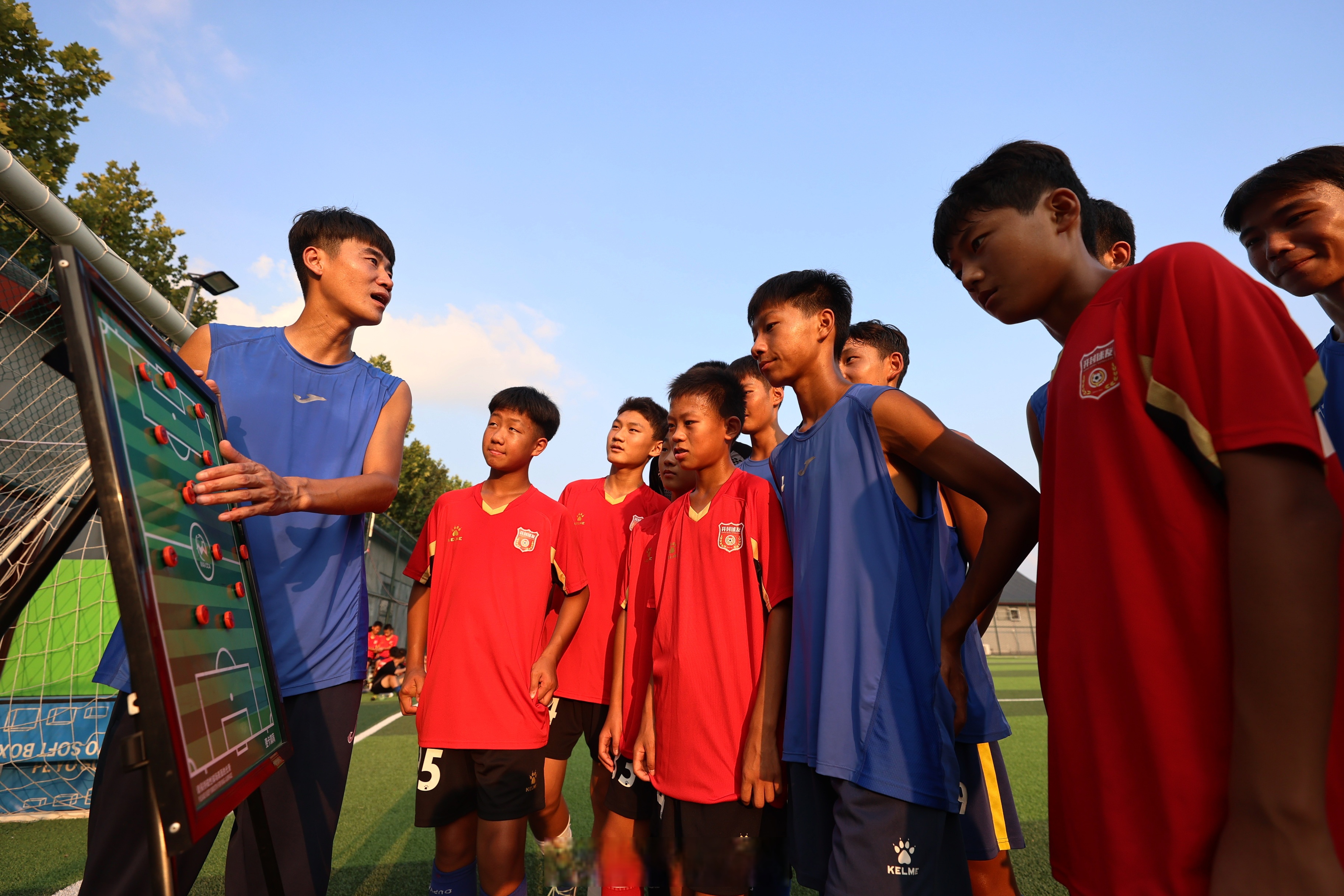 足球赛场上球员们奋力拼搏，取得成功