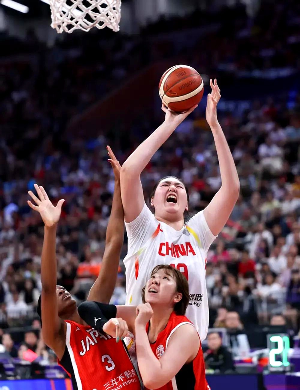 球员在最新篮球比赛中获得关键胜利