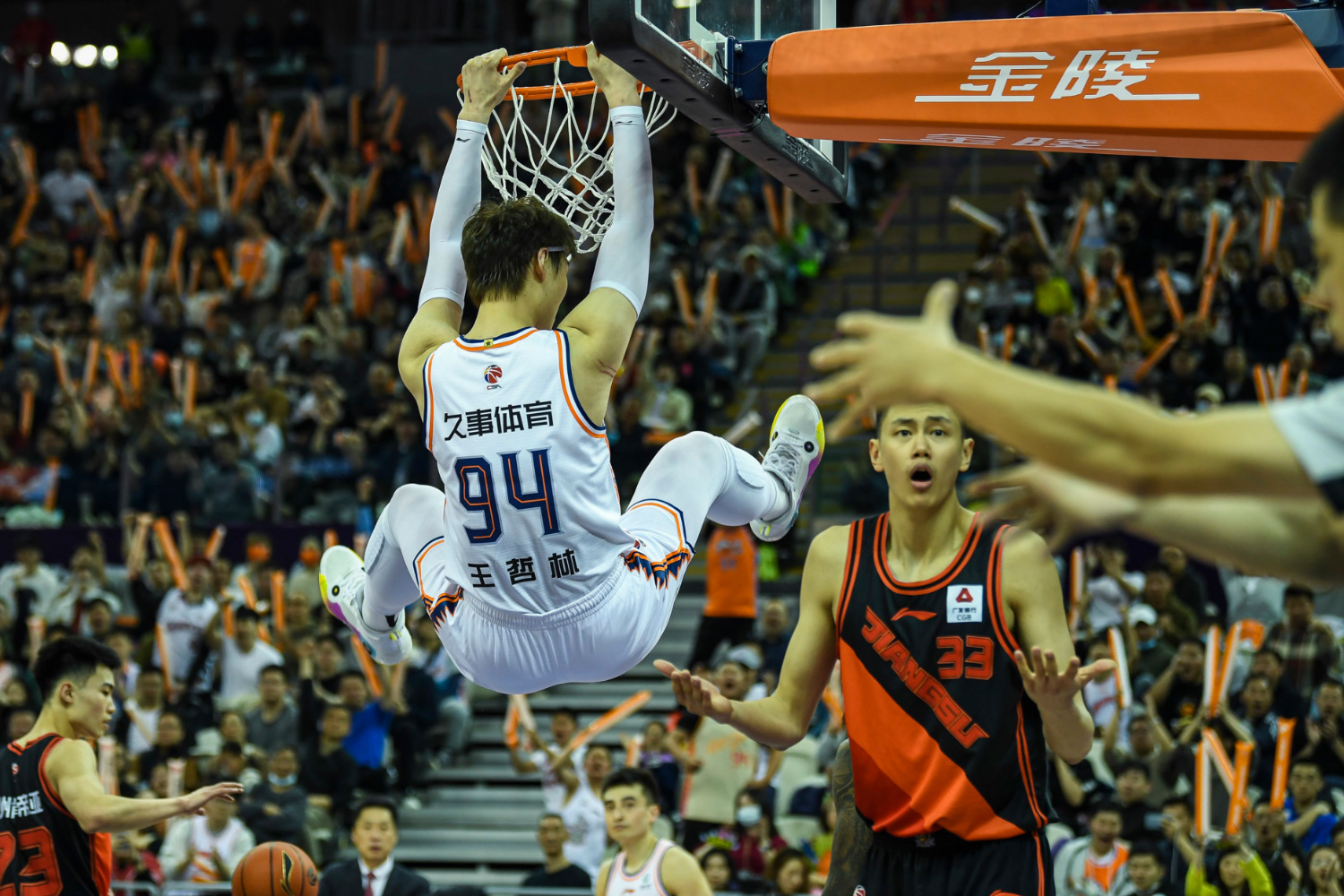 包含猛龙老将状态回升，球队面临关键考验的词条