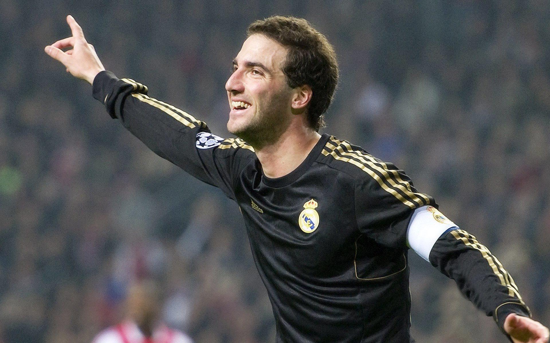 黄蜂蛰伤巨人,德甲争冠战中的活塞法则与意外美学